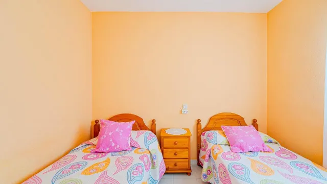 Bungalow en planta baja de 3 dormitorios con jardín y piscina comunitaria en Torrevieja — 11