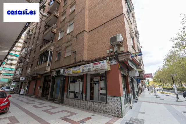 Piso de 3 dormitorios en calle milán, zaidín | muy luminoso y con gran potencial — 31