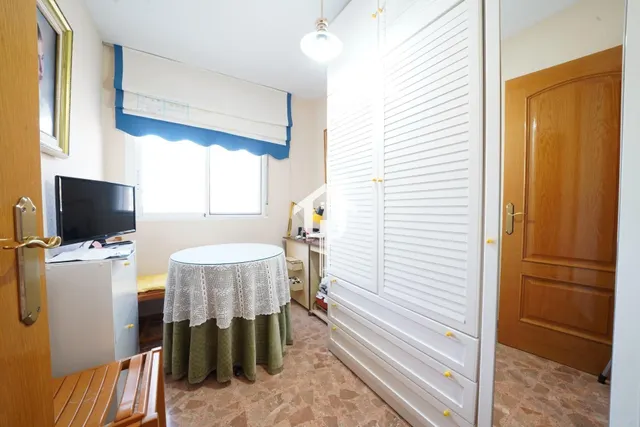Chalet adosado con buhardilla en ciudad jardín de Alicante: garaje para 4 vehículos, terraza de 30m2 y piscina — 26