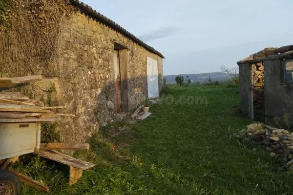Casa de piedra para rehabilitar con gran finca en Meirás, Va - foto 3
