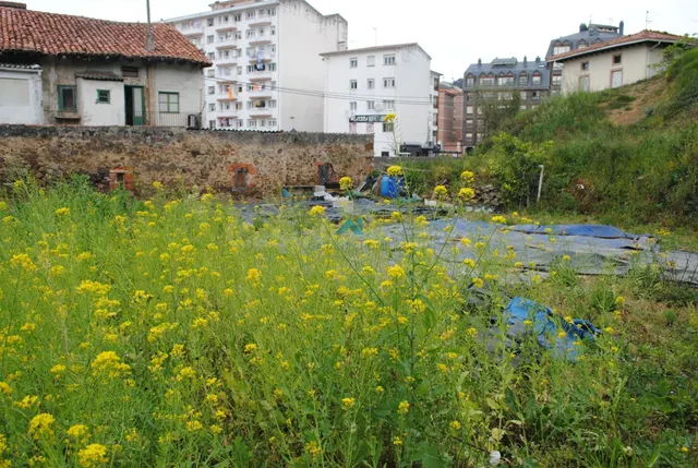 Se vende casa con terreno urbano en Colindres