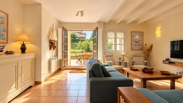CHALET CON JARDIN Y GARAJE EN COMILLAS