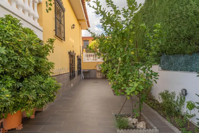 CHALET CON PISCINA Y JARDÍN A SOLO 10 MINUTOS DE GRANADA — 8