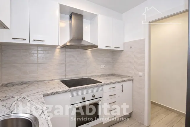 Exclusiva ubicación junto a la playa en este piso reformado con amplio balcón y ascensor en la Malvarrosa — 9