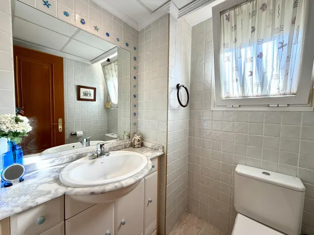 Chalet adosado esquinero con jardín privado, terrazas y garaje doble en La Patacona — 18