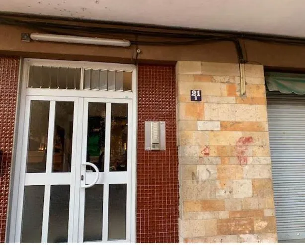 SE VENDE piso OKUPADO en Avenida Germans Marti 21 de Martore - foto 2