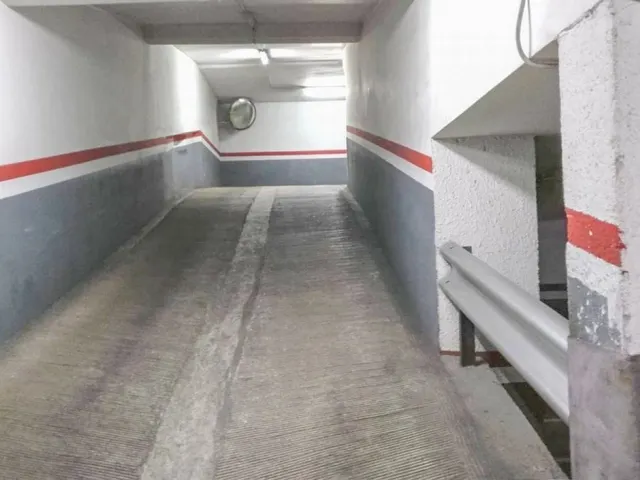 AMPLIA PLAZA DE PARKING A LA VENTA EN SAGRADA FAMILIA — 8