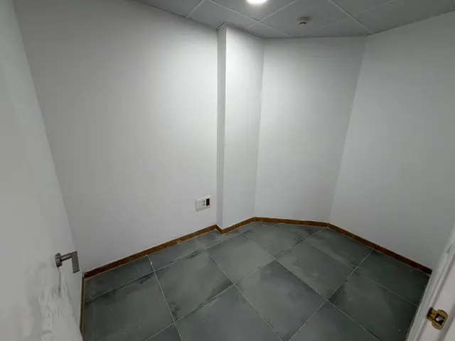 Local comercial en plena avenida santos patronos — 11