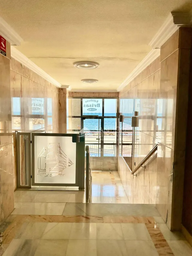 VENTA DE PISO EN TORREVIEJA, PRIMERA LÍNEA DE PLAYA Y VISTAS AL MAR — 11