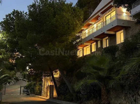 Villa con 3 viviendas y licencia turística con vistas al mar - foto 2