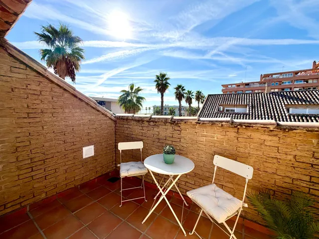 Chalet adosado esquinero con jardín privado, terrazas y garaje doble en La Patacona — 46