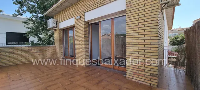 ¡FINQUES BAIXADOR PRESENTA ESTA CASA A 4 VIENTOS EN LA PLAYA! — 24
