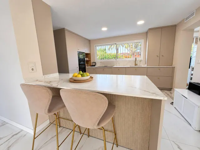 Exclusiva villa de lujo en san juan: dos casas independientes y oasis privado — 27