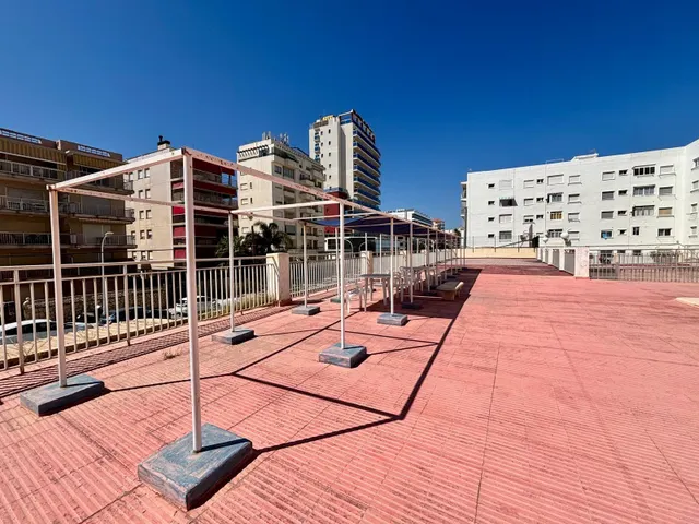 Apartamento en primera línea de playa de Gandia en residencial con piscina comunitaria, garaje y trastero. — 38