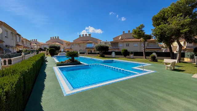 Apartamento con vistas al mar, piscina y licencia turística en La Mata, Torrevieja — 2