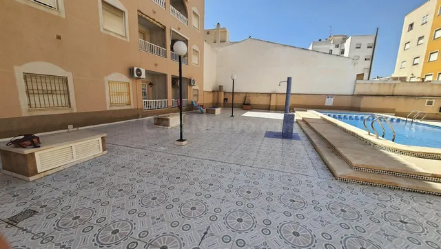 OPORTUNIDAD!!! ATICO EN EL CENTRO DE TORREVIEJA CON PISCINA  - foto 3