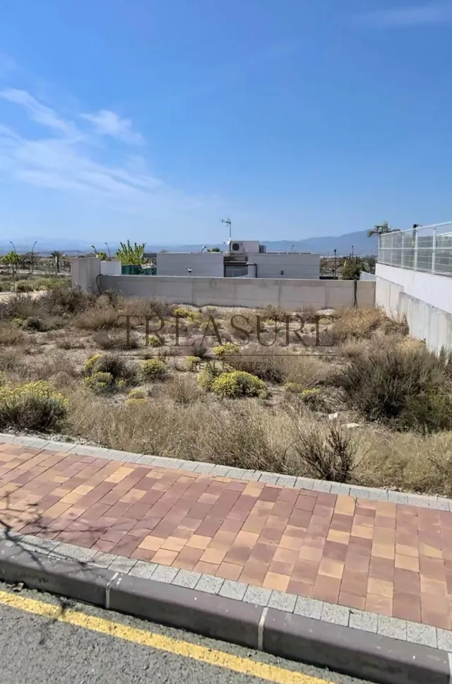 Terreno en venta en la prestigiosa urbanización La Quinta (M