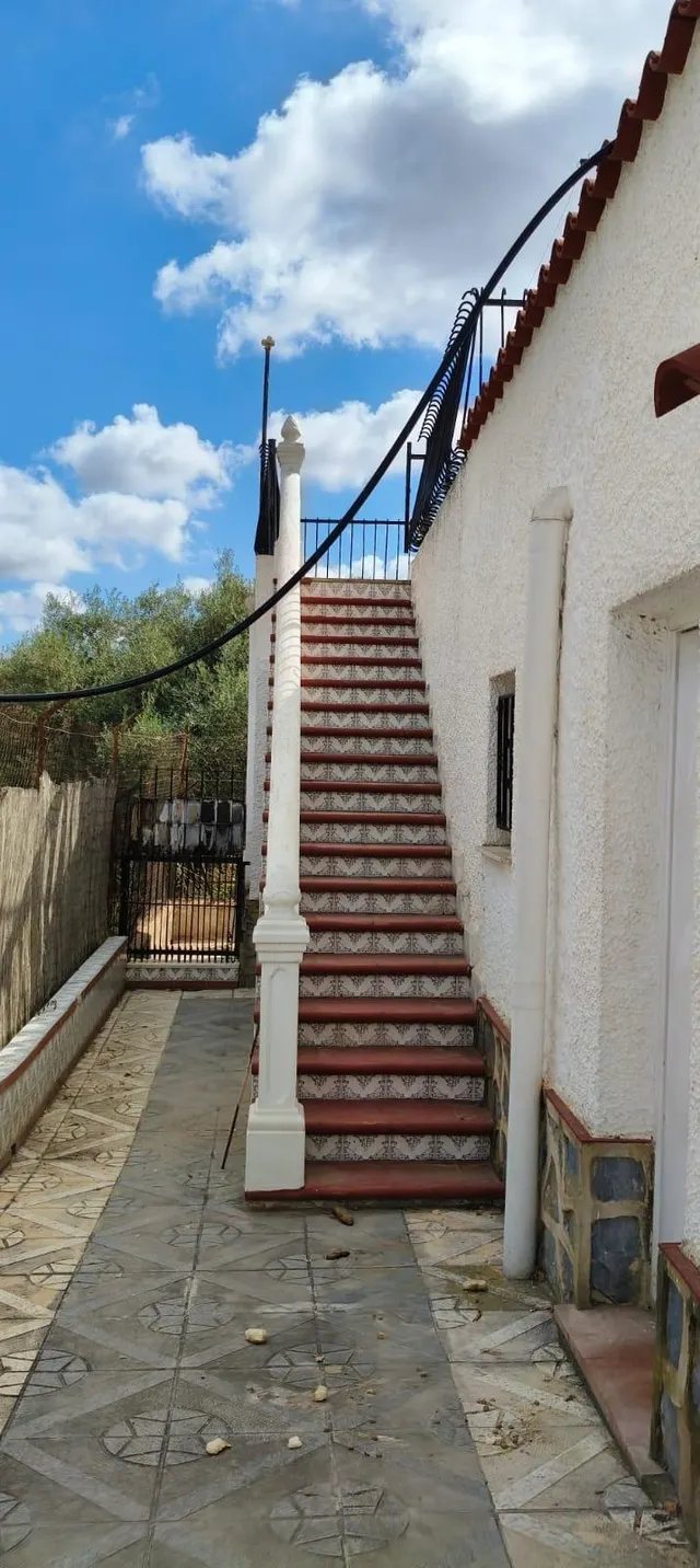 Imponente Chalet en La Hoya con Piscina y Amplios Jardines — 15