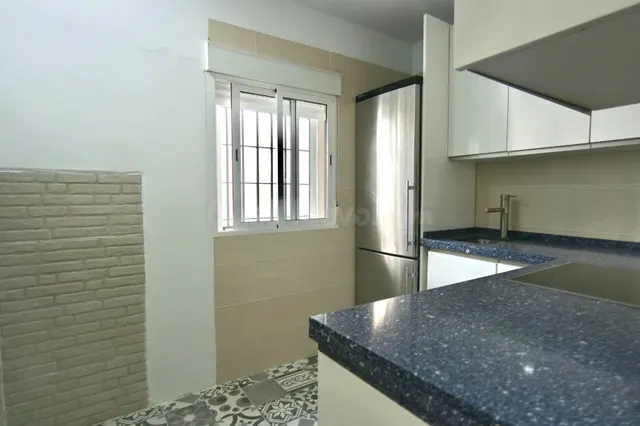 Piso de tres Dormitorios Reformado en Rota - El Chorrillo - foto 3