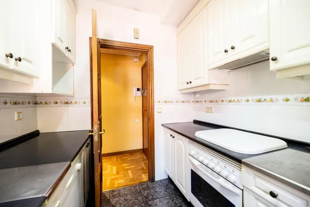 Piso amplio con 4 habitaciones y luminoso con terraza en zona tranquila y ajardinada. — 18