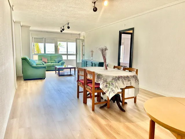 Amplio apartamento con vistas al Paseo, Frente al Club Náutico de Torrevieja — 7