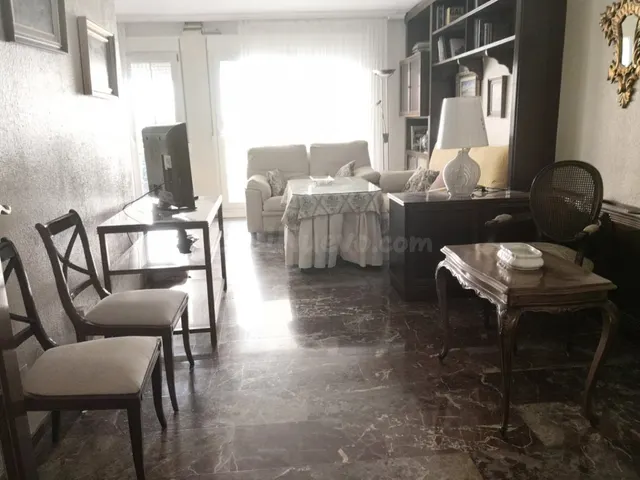 GRAN VIVIENDA CON SALÓN DOBLE COMPLETA DE MUEBLES JUNTO AL R - foto 2