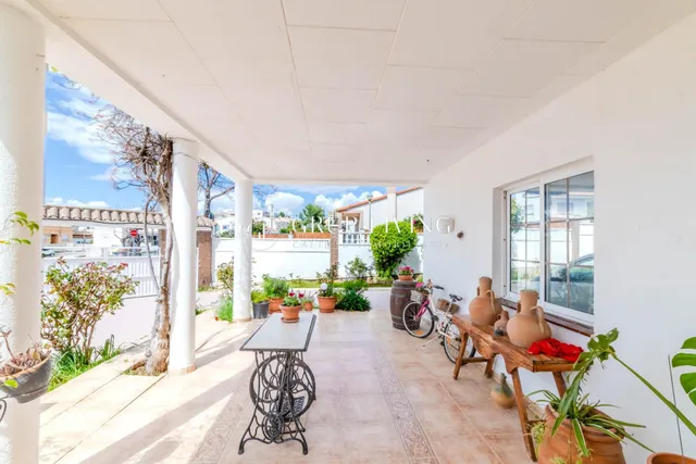 ELEGANTE CASA ESQUINERA DE ESTILO INGLÉS CON VISTAS AL MAR — 43