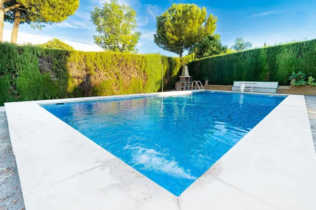 Chalet independiente con piscina privada, amplio jardín y 6 dormitorios en Bollullos de la Mitación — 29