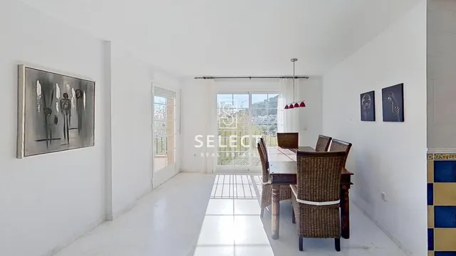 Apartamento con Terraza y Vistas Panorámicas al Mar en Marina del Este. — 11