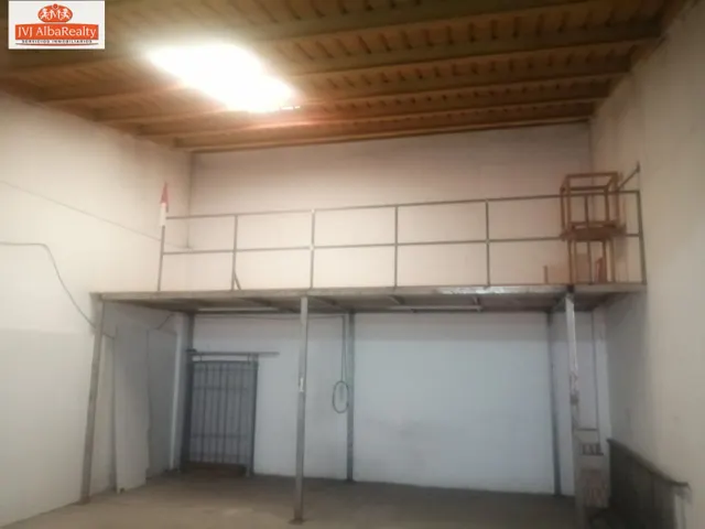 LOCAL COMERCIAL CON VADO EN ZONA INDUSTRIA EN VENTA O ALQUILER — 5