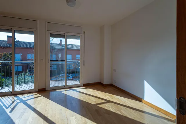 EN EXCLUSIVA CASA ADOSADA CON TERRAZAS Y MUCHO ESPACIO EN SANTA SUSANNA — 10
