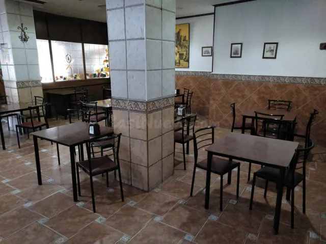 Local en esquina habilitado como negocio de hosteleria — 3
