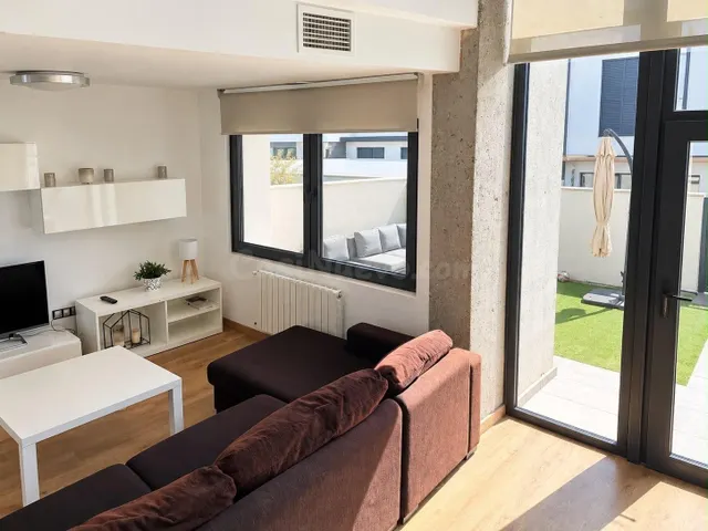 Moderno chalet adosado de 315m2 con gran garaje y piscina comunitaria — 5