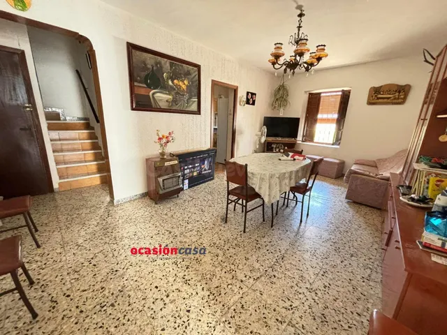 CASA CON COCHERA Y TERRENO A LA VENTA