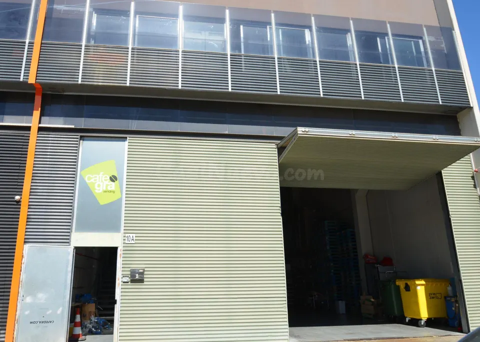 Nave esquinera en alquiler en zona industrial de Vilanova i la Geltrú