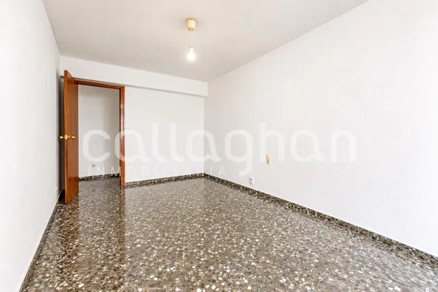 Piso con gran potencial de reforma en ruzafa – 4 habitaciones y 2 balcones — 24