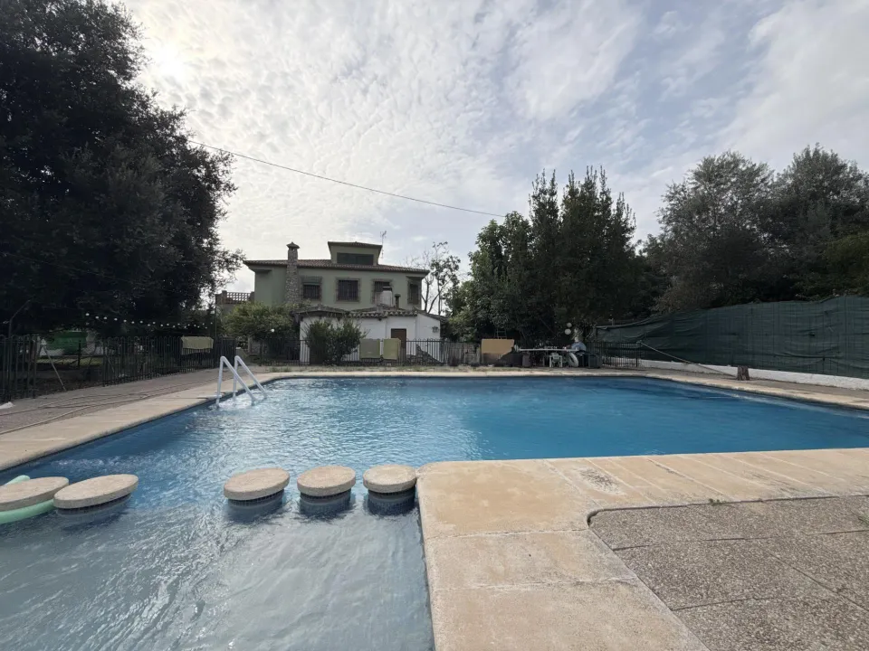 Chalet en Beniarjó con casa de invitados, piscina, jardines y vistas despejadas de 360°