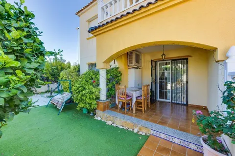 Bungalow en planta baja con amplio jardín privado y aparcamiento en Cabo Roig