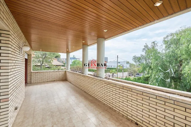 ESPETACULAR CASA EN ZONA EXCLUSIVA Y TRANQUILA CON JARDÍN — 30
