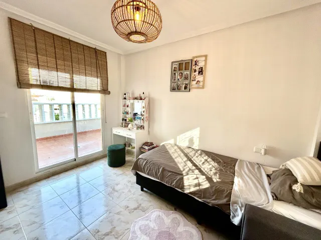 Villa de 4 dormitorios y 3 baños en villamartin (orihuela costa) — 16