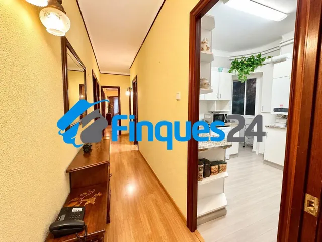 Amplio piso de 4 habitaciones en el centro de Manresa — 15