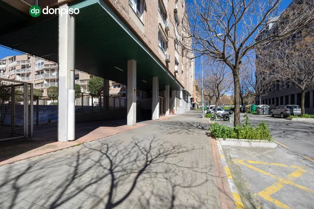 Planta baja con terraza privada, 3 dormitorios, 2 baños y garaje — 28
