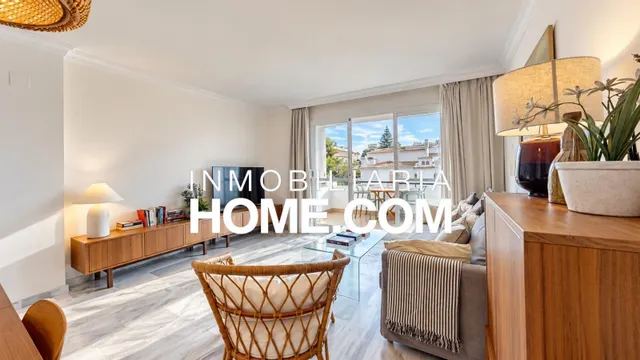 Espectacular apartamento con terraza, piscina y licencia turística en segunda línea de playa en La Carihuela, Torremolinos — 13