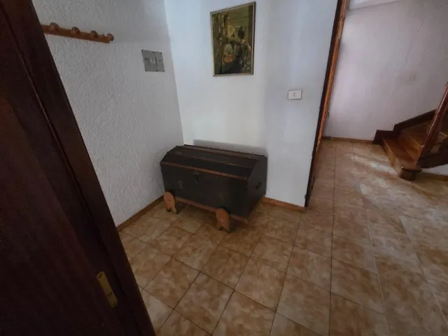 SE VENDE CASA EN VALENCIA DE DON JUAN, 2 PLANTAS, 5 HAB., 2 COCINA, BAÑO, ASEO, PATIO, COCHERA. — 28