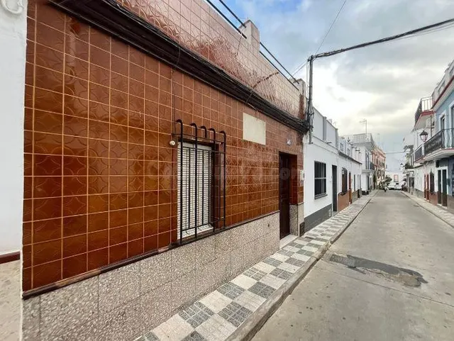 SE VENDE casa adosada OKUPA en C Azucena 12 de Cantillana