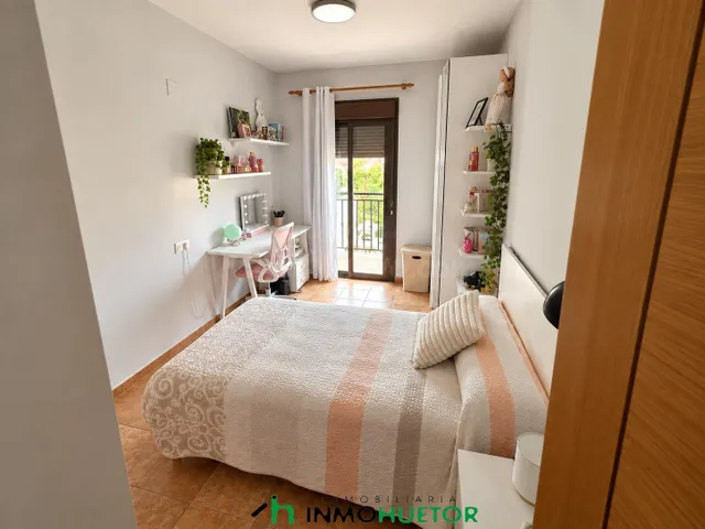 Amplia casa con gran garaje y terraza - foto 3