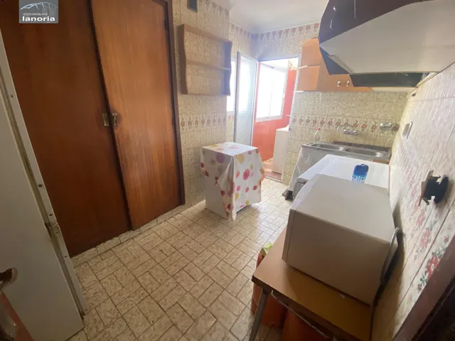 Grupo la Noria VENDE piso CON ascensor para REFORMAR y cochera individual con vado. 3 habitaciones, 1 baño. — 28