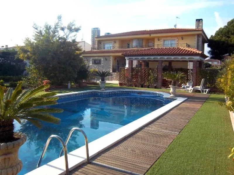 Chalet individual 5 hab. en Vilafortuny. Parcela 1.500 m2. Piscina.
