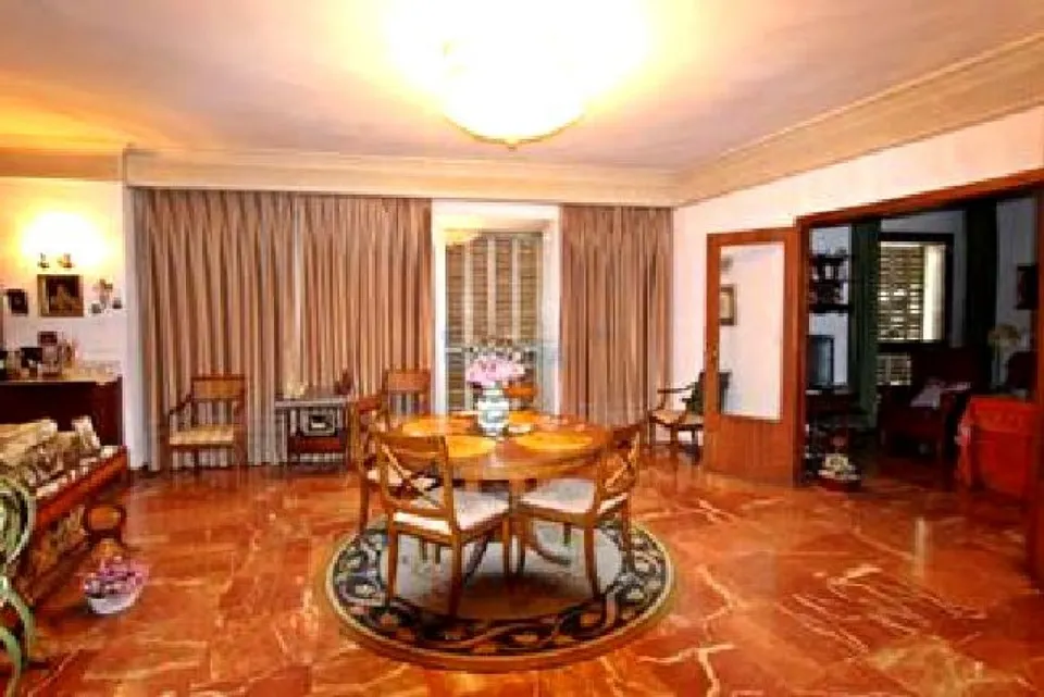 Gran piso en venta en edificio señorial, situado en el centro de Sevilla.