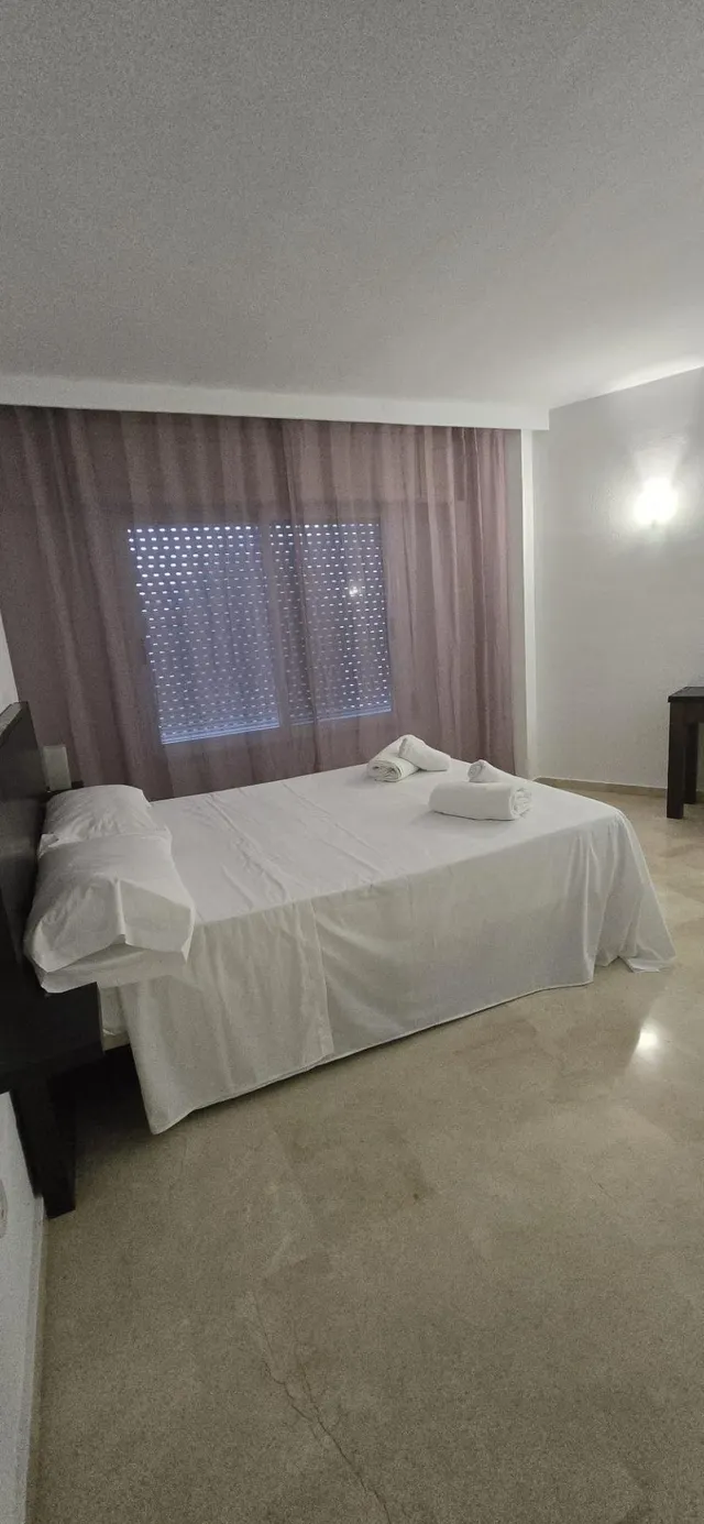 Piso amplio y luminoso de tres dormitorios  en primera línea de playa en Hacienda Beach II-III | CABANILLAS REAL ESTATE — 10